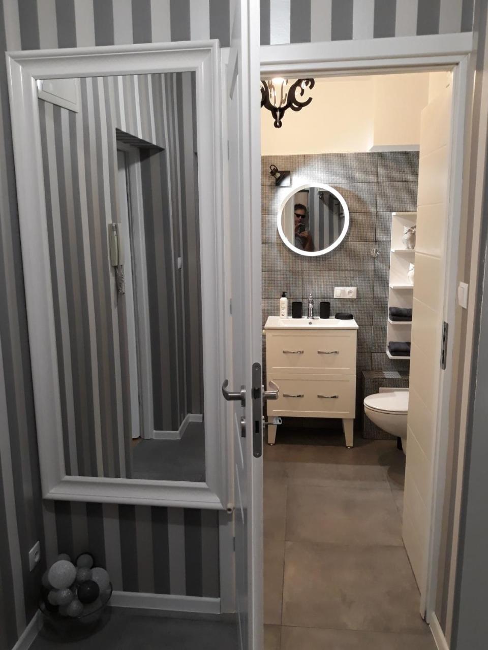 2 Bedroom City Center Apartment Katowice Bagian luar foto