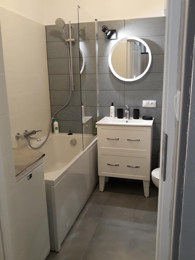 2 Bedroom City Center Apartment Katowice Bagian luar foto